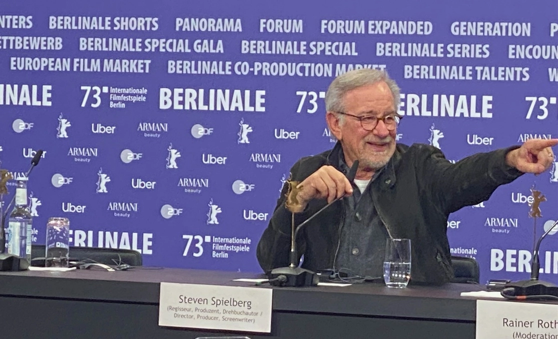 Steven Spielberg dando la palabra a uno de los más de 400 periodistas en conferencia de prensa previa a la entrega del Oso de Oro honorífico. Foto Alia Lira Hartmann