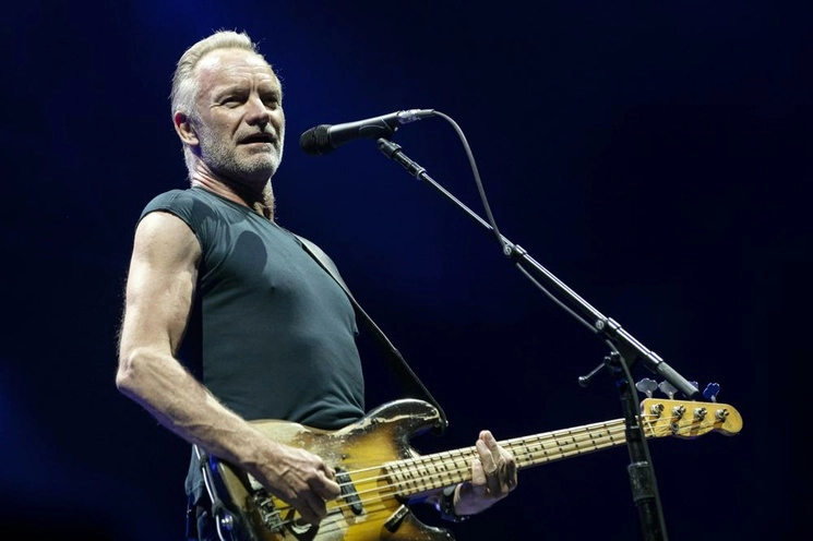 Sting predijo una "batalla" de los artistas para defender sus obras, en una entrevista con la BBC en la que pidió cautela ante esta nueva tecnología. En la imagen, el músico británico durante un concierto en el Papp Laszlo Budapest Sports Arena en Budapest, Hungría, el 2 de julio de 2019. Foto Ap / Archivo
