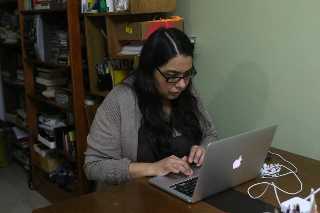 El proyecto de norma considera el tener una silla y escritorio adecuado para realizar el trabajo a distancia. Foto Cuartoscuro / Archivo