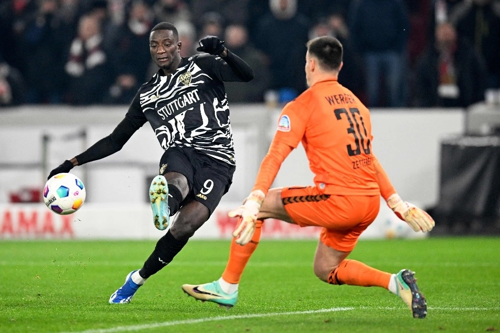 
El guineano, Serhou Guirassy, marcó el gol de la victoria para el Stuttgart; lleva 16 anotaciones en 13 partidos. Foto Afp