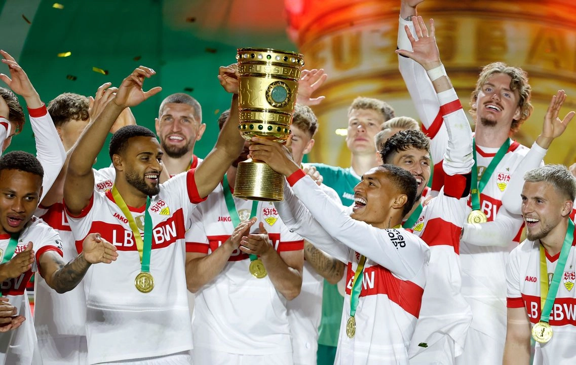 Stuttgart celebra la conquista de la Copa de Alemania, la cual obtuvo al vencer 4-2 al Arminia Bielefeld de la tercera categoría del futbol alemán, en el Estadio Olímpico de Berlín, el 24 de mayo de 2025. 