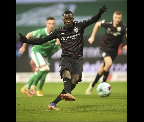 Silas Wamangituka fue el autor de los dos goles del Stuttgart. Foto Ap
