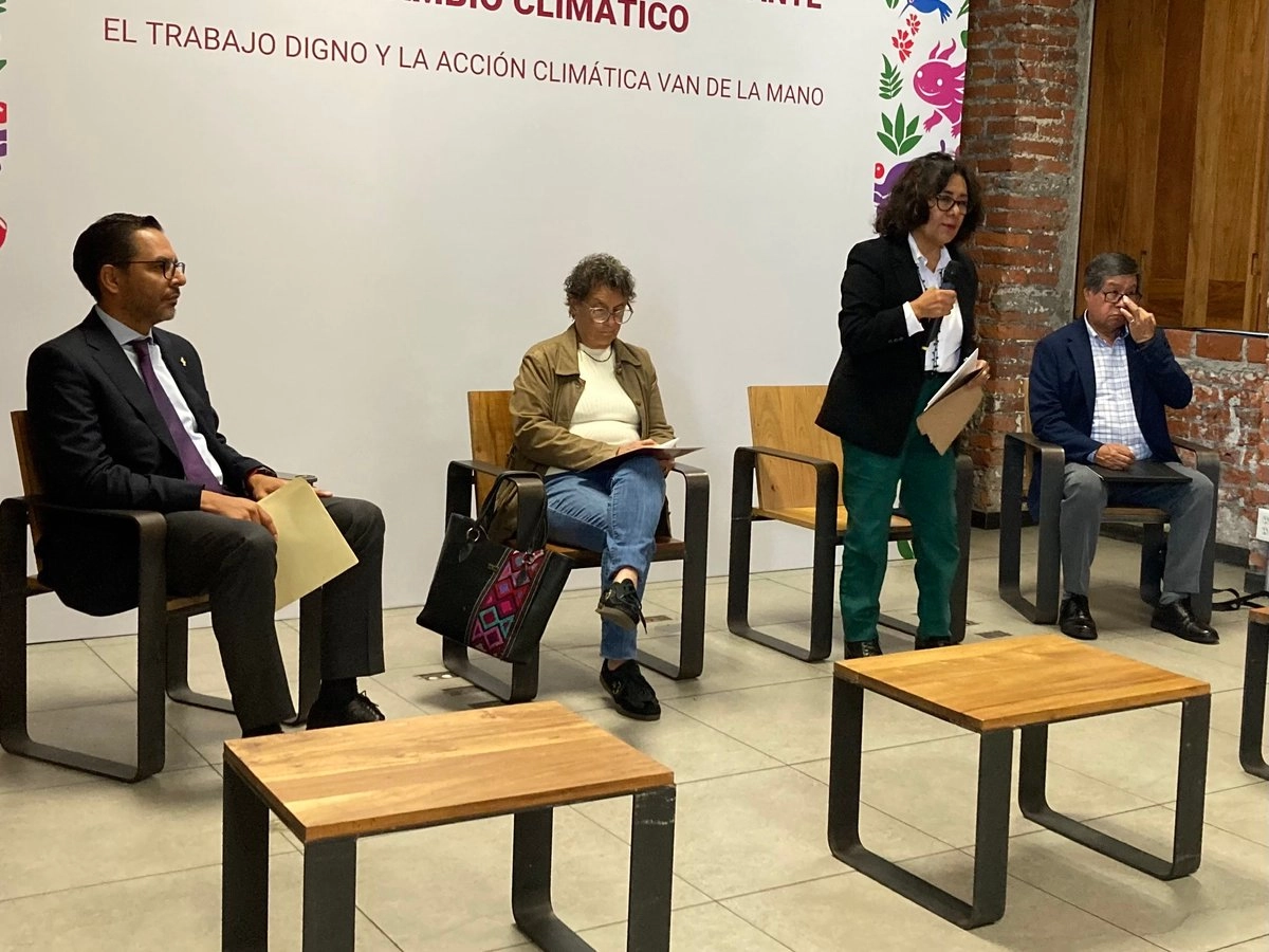 Inés González Nicolás, titular de la Secretaría de Trabajo y Fomento al Empleo de CDMX (de pie), expresó que el acuerdo firmado con más de 20 empresas tiene el objetivo de generar protocolos de intervención y prevención climática en los centros de trabajo. Foto 