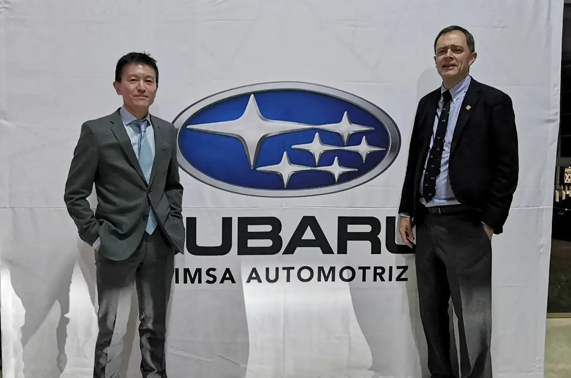 Dai Hosoya, director general de Subaru México, acompañado de Fernando Mangino, director general de Grupo Gimsa en la inauguración de la nueva agencia de Lomas Verdes. Foto Roberto Pérez S.