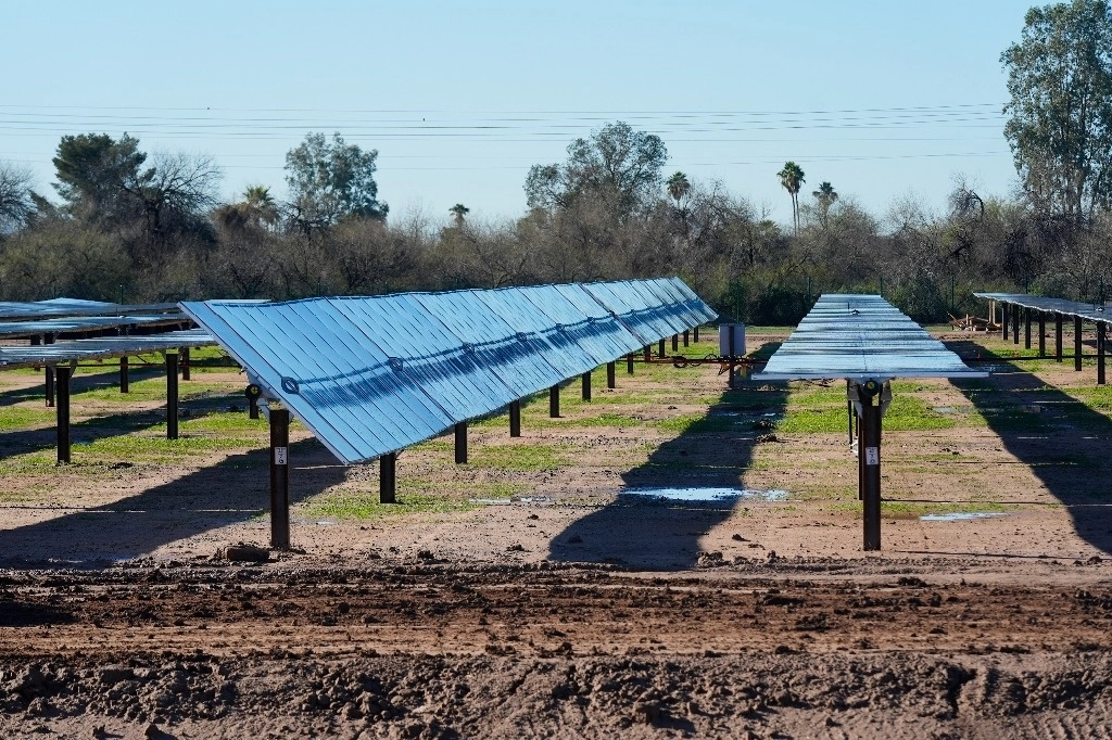  Filas de paneles solares en la instalación de almacenamiento de energía con baterías de iones de litio Eleven Mile Solar Center de Orsted, el 29 de febrero de 2024, en Coolidge, Arizona. Foto Ap