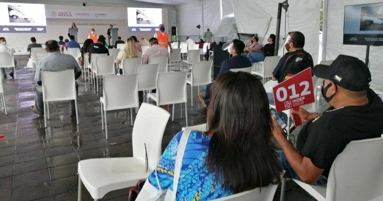 Asistentes a la subasta de este domingo. Foto @IndepOficialMex