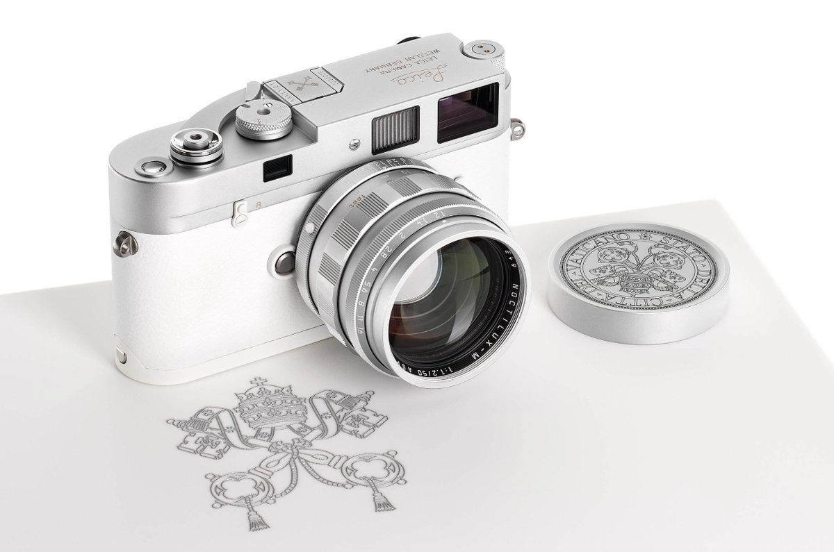 El cuerpo y el objetivo llevan el número de serie 5000000, ya que Leica asigna números redondos a "modelos especiales entregados a personalidades excepcionales", explicó en un comunicado Alexander Sedlak, responsable de subastas en Leica.