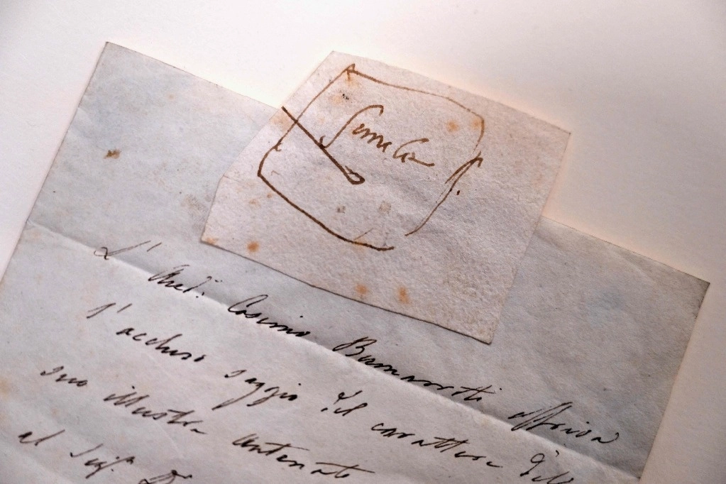  Un dibujo (arriba) atribuido al genio del Renacimiento italiano Miguel Ángel se muestra con una carta escrita por Cosimo Buonarroti, el último descendiente directo de Miguel Ángel, en Christieís en Nueva York el 25 de enero de 2024. Foto Afp