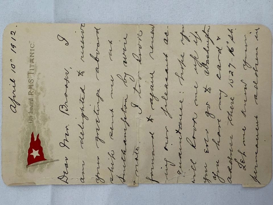 Esta fotografía sin fecha proporcionada por los subastadores Henry Aldridge & Son, Inglaterra, muestra una tarjeta postal escrita por uno de los sobrevivientes del Titanic que se vendió por 300.000 libras (399.000 dólares) en una subasta.