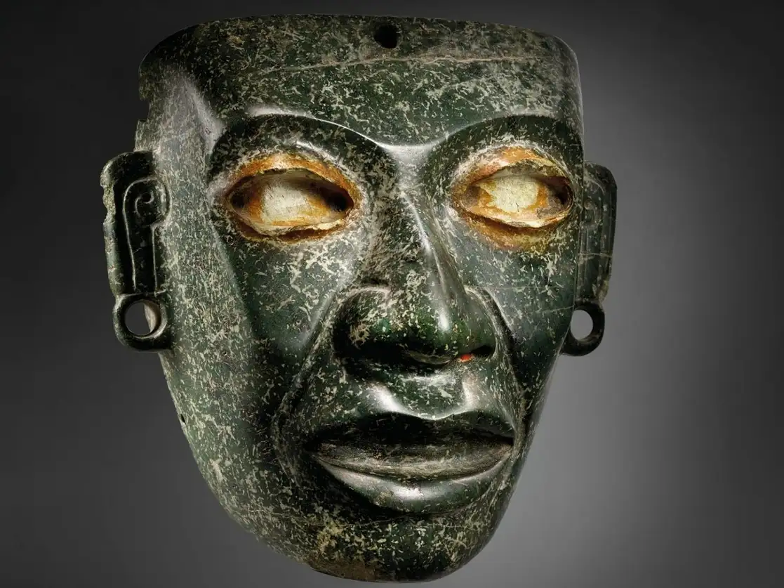 Una máscara atribuida a la cultura teotihuacana, fechada entre 450-650 d. C., se subastó por 437 mil 500 euros (526 mil 800 dólares). Foto tomada del sitio https://www.christies.com / Archivo