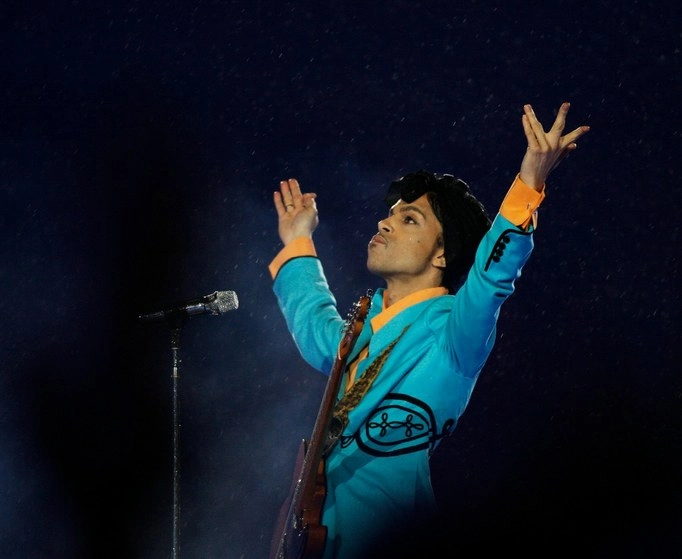 Prince se presenta durante el espectáculo de medio tiempo del Super Bowl XLI en el Dolphin Stadium de Miami. Foto Ap / Archivo