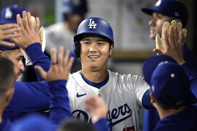 El beisbolista de los Dodgers de Los Ángeles, Shohei Ohtani (c). Foto Ap