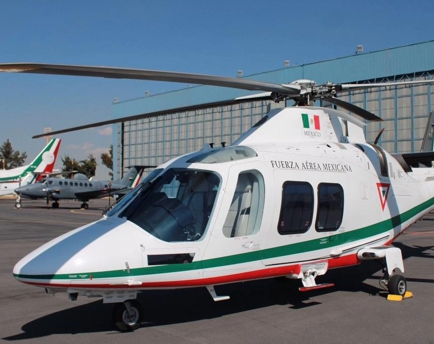 En la imagen, uno de los helicópteros que perteneció a la Fuerza Aérea Mexicana y que será subastado por el Indep. Foto Tomada del Twitter @IndepOficialMex