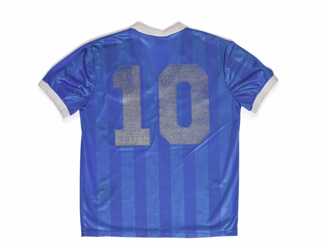 La camiseta usada por Diego Maradona cuando marcó sus dos goles contra Inglaterra en la Copa del Mundo de 1986, incluyendo el famoso gol de la "mano de Dios", será subastada este mes. Foto Sotheby's vía Afp