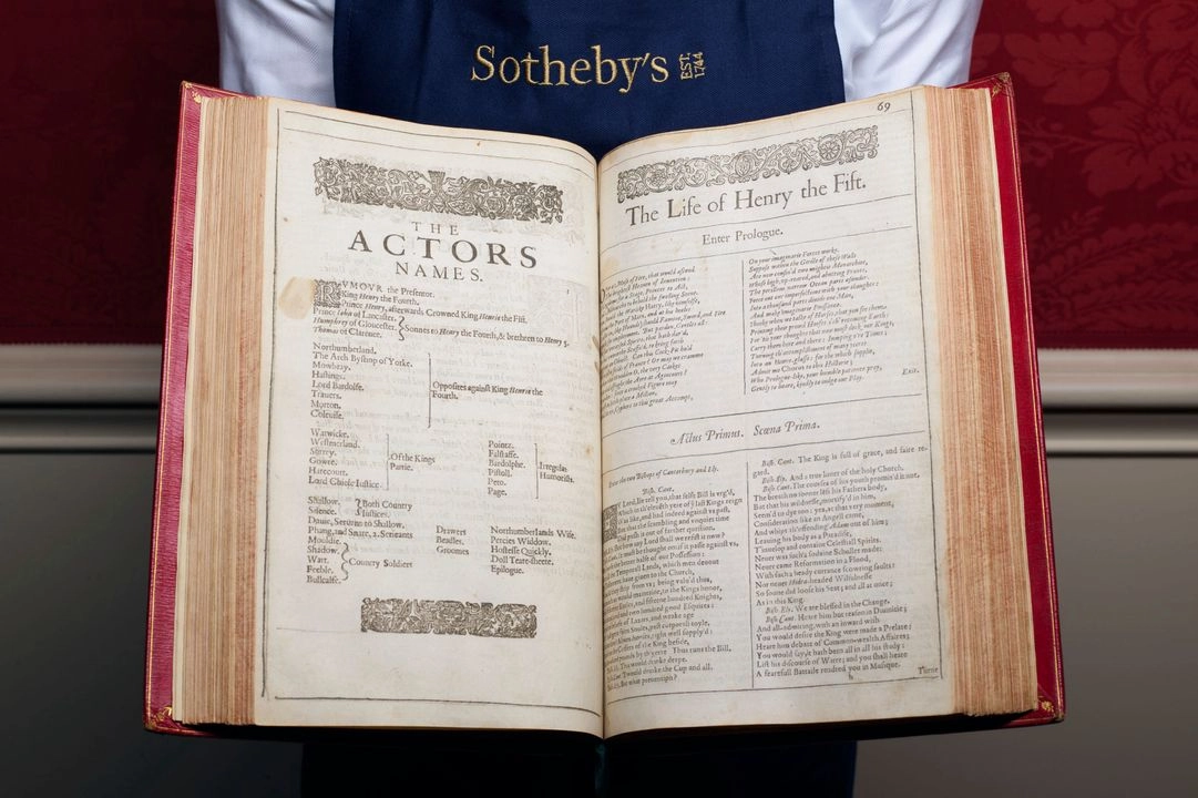 Una de las cuatro recopilaciones de William Shakespeare, que contiene 36 obras del escritor, y que será subastada por Sotheby's el 23 de mayo. 