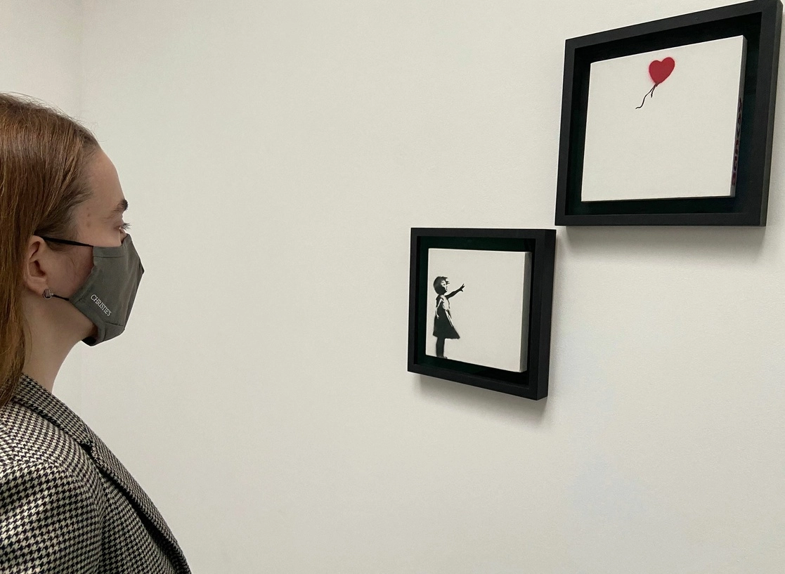 Versión díptica de ‘Niña con Globo’ de Banksy en la casa de subastas Christie´s, en Londres Inglaterra, el 1 de octubre de 2021. Foto Afp