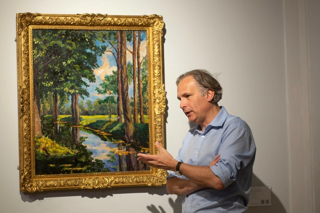 Jean Paul Egen, vicepresidente de la casa de subastas Phillips junto al cuadro ‘The Moat, Breccles’, pintado por Winston Churchill. Foto Afp