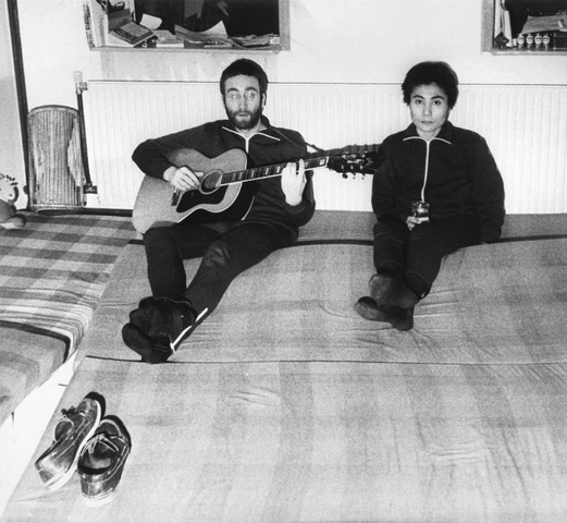 La grabación inédita de John Lennon y Yoko Ono, es acompañada de imágenes de esa entrevista realizada en 1970. Foto Afp