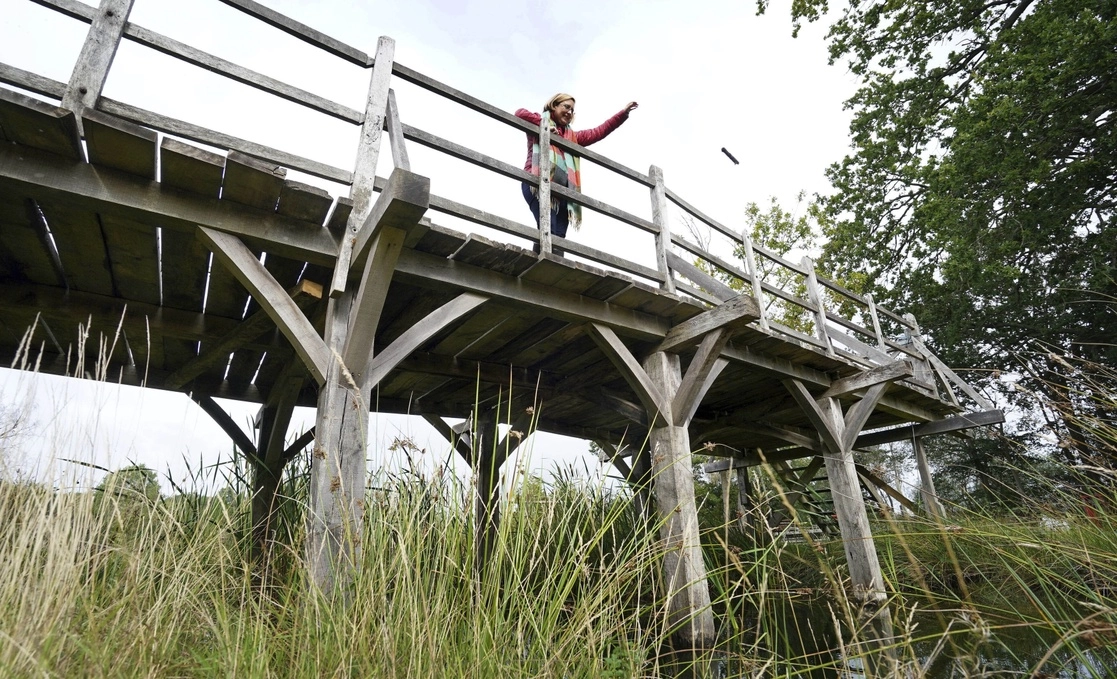 Los fans tendrán la oportunidad de poseer una pieza central en la historia de Pooh, cuando un puente campirano del sur de Inglaterra sea subastado la próxima semana. Foto Ap