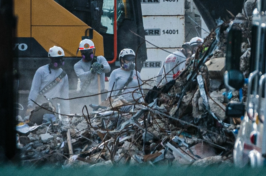 Rescatistas buscan entre los escombros víctimas cinco días después del derrumbe de un edificio en el sur de Florida, el 28 de junio de 2021. Foto Afp 