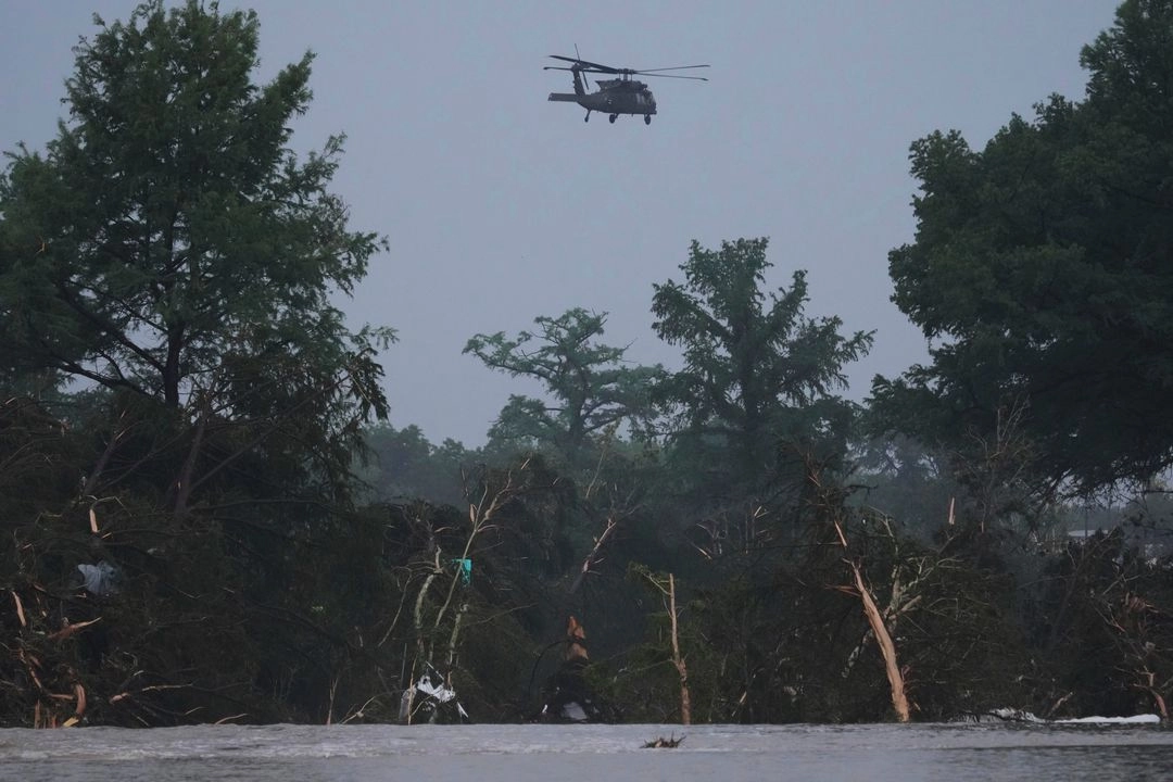 Un helicóptero vuela sobre el río Guadalupe tras la inundación repentina que arrasó la zona en Kerrville, Texas.