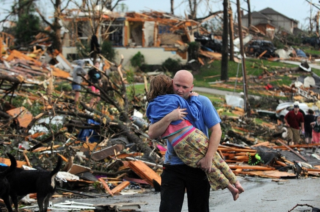 Destrozos en viviendas tras el paso de un tornado en EU. Foto Ap