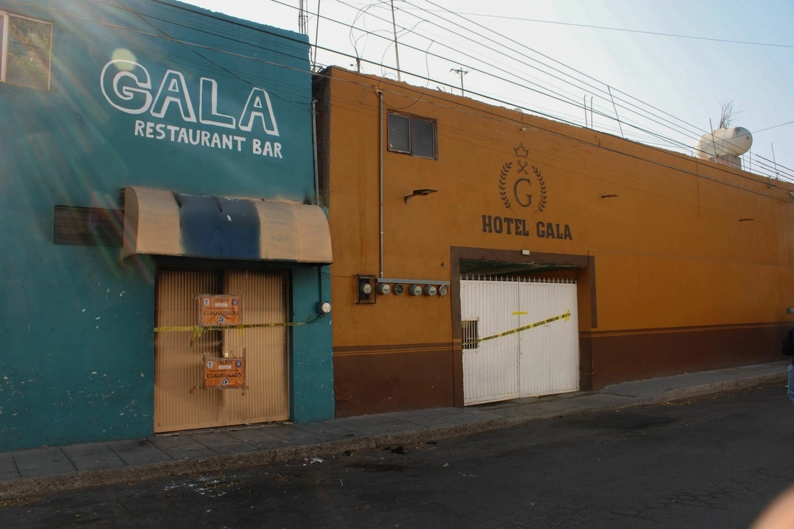 Así luce el bar y hotel “Gala” luego de que un comando armado ingresara y disparara en al menos 60 ocasiones.Foto Cuartoscuro