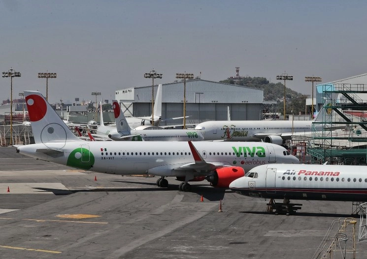 Aviones estacionados en el AICM debido a la poca afluencia de pasajeros debido a la cuarentena por el Covid-19. Foto Marco Peláez
