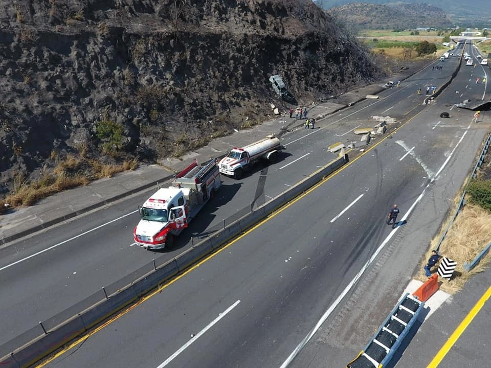 La explosión de una pipa de gas alcanzó a cuatro vehículos. Foto tomada del Facebook de @SSPCNay  