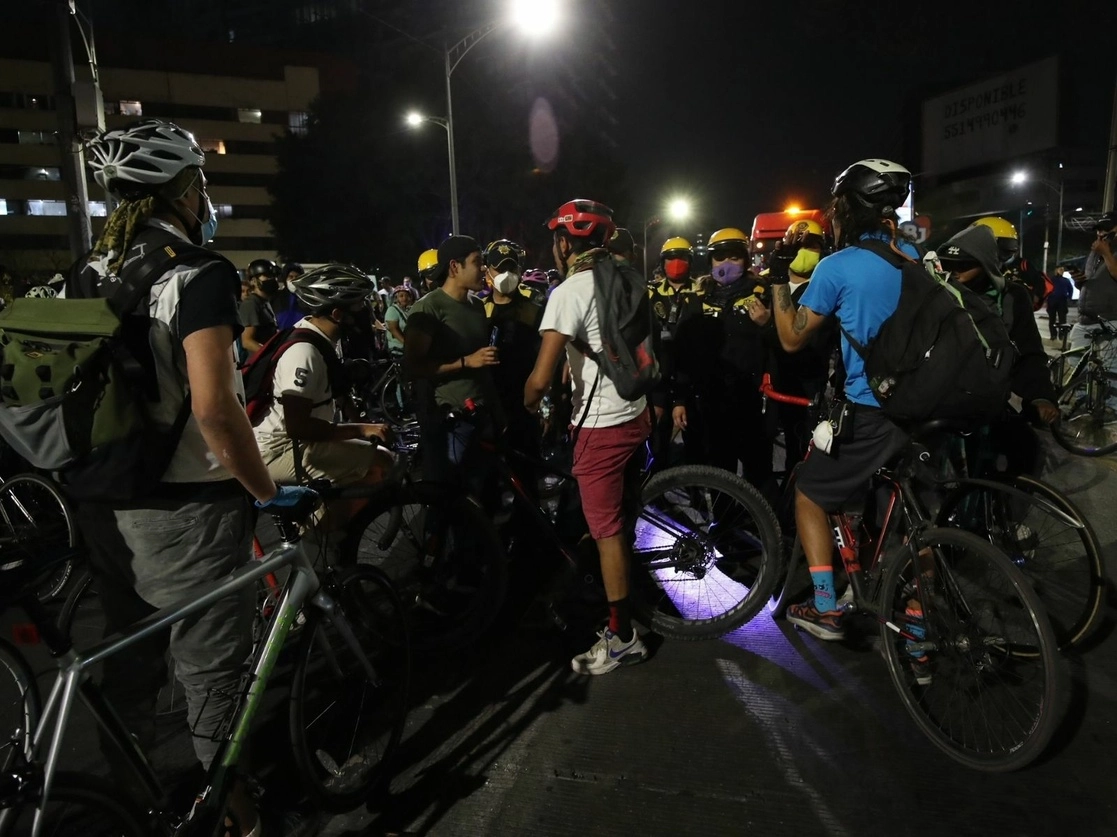Van 13 los policías suspendidos por riña con ciclistas en el Eje 5 Sur San Antonio, ocurrida el pasado 6 de febrero de 2021. Foto María Luisa Severiano 