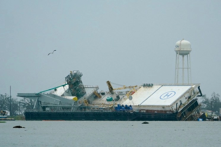 En la población de Cameron, estado de Louisiana un barco quedó ladeado tras el paso del huracán ‘Laura’. Foto Ap
 