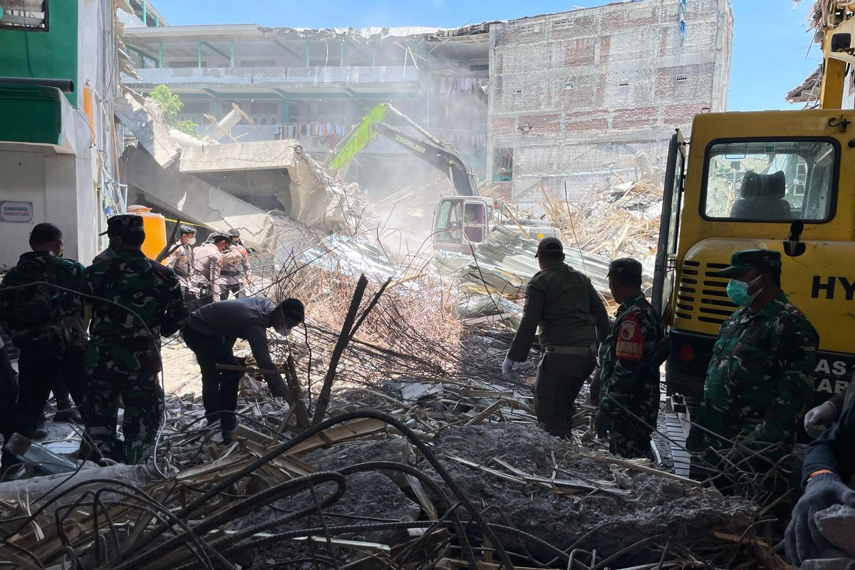 Los rescatistas limpian los escombros mientras buscan víctimas después de que un edificio se derrumbara en un internado islámico en Sidoarjo, Java Oriental, Indonesia, el 4 de octubre de 2025.