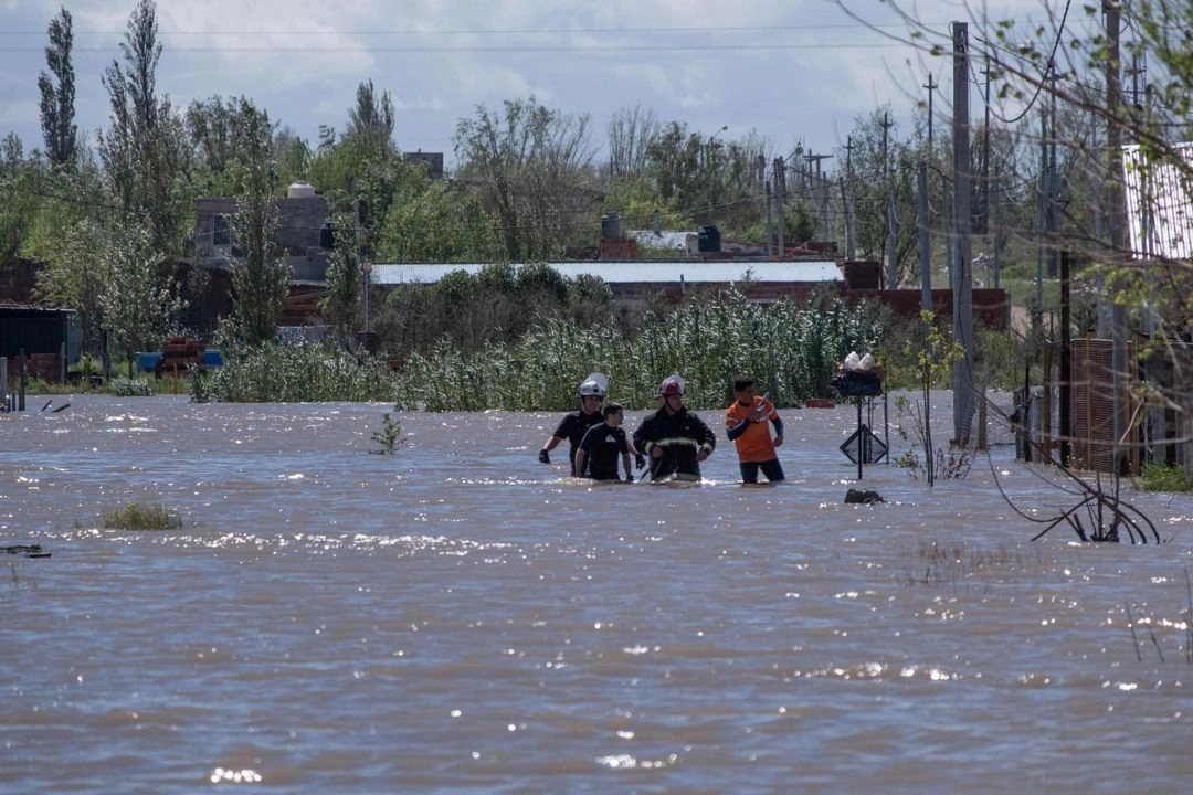 Equipos de rescate buscan en Bahía Blanca, Argentina, a dos niñas y dos adultos que fueron arrastradas por el agua. Foto 