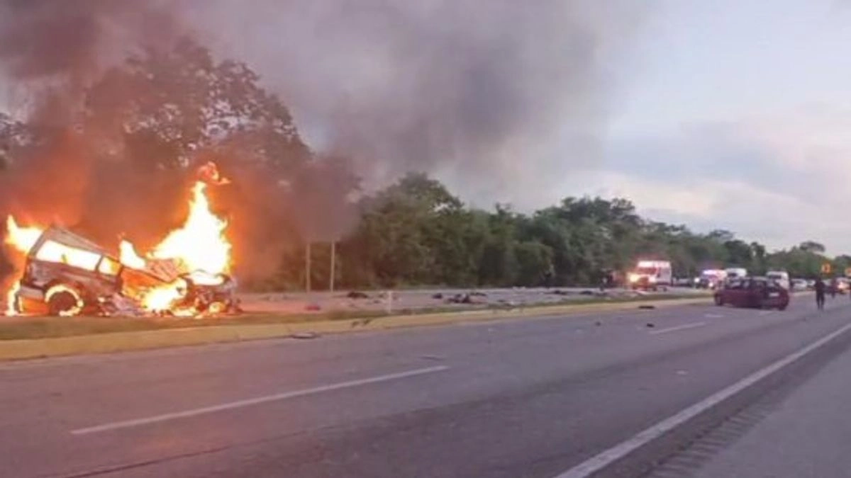 La Urvan se dirigía a Campeche e impactó por alcance al carro particular Ikon; el chofer de la unidad de pasajeros perdió el control, cruzó al carril contrario y fue embestido de frente por el tráiler que circulaba con dirección a Mérida.