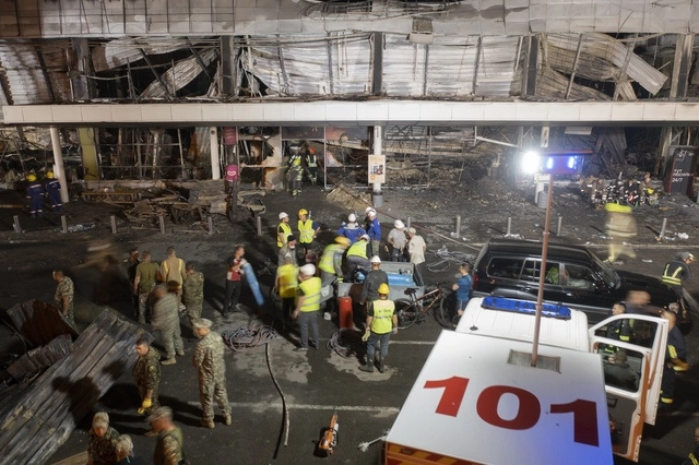 Continúan la labores de rescate en el centro comercial de Kremenchuk tras el ataque de misiles rusos. Foto Ap