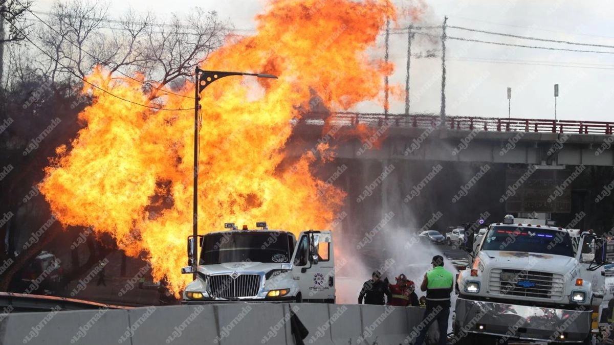 Bomberos en el incendio de una pipa y varios vehículos en las inmediaciones del Puente de la Concordia y la calzada Ignacio Zaragoza al poniente, el 10 de septiembre de 2025. 