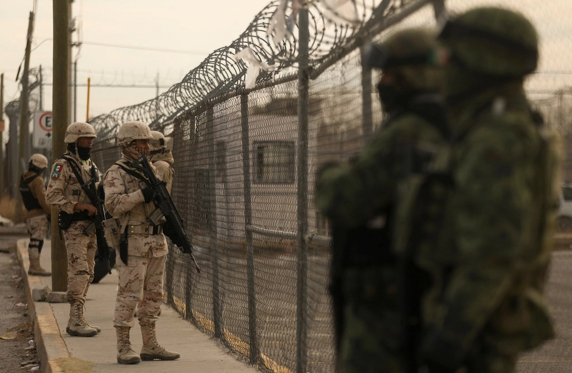 El Ejército mexicano aseguró un área fuera del Cereso 3 de Ciudad Juárez tras el motín reportado el domingo 1 de enero de 2023. Foto Afp