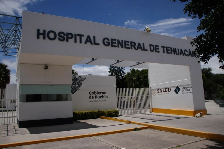 Los lesionados fueron trasladados ayer al Hospital General de Tehuacán, en donde familiares esperan noticias de su estado de salud. Foto Cuartoscuro