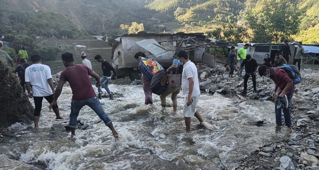 Área inundada por lluvias torrenciales en el municipio nepalí de Dipayal Silgadhi. Foto Ap 