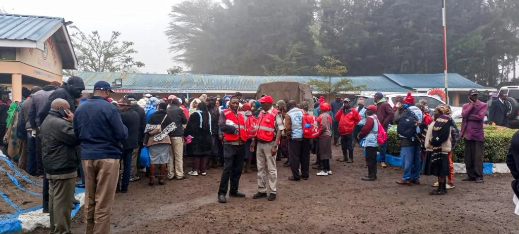 Personas se reúnen en la Escuela Primaria Hillside Endarasha después de que se desatara un incendio en la escuela, en el condado de Nyeri, en el centro de Kenia, el 6 de septiembre de 2024. Foto Xinhua