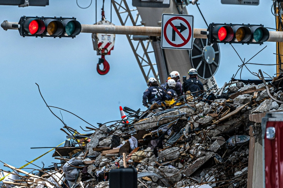 Rescatistas continúan la búsqueda de sobrevivientes en la torre de condominios que colapso en Miami, Florida, la madrugada del 24 de junio. Foto Afp