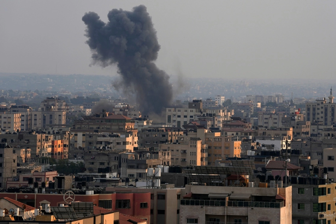 Columna de humo se levanta luego de los ataques aéreos de Israel en la Franja de Gaza. Foto Ap
