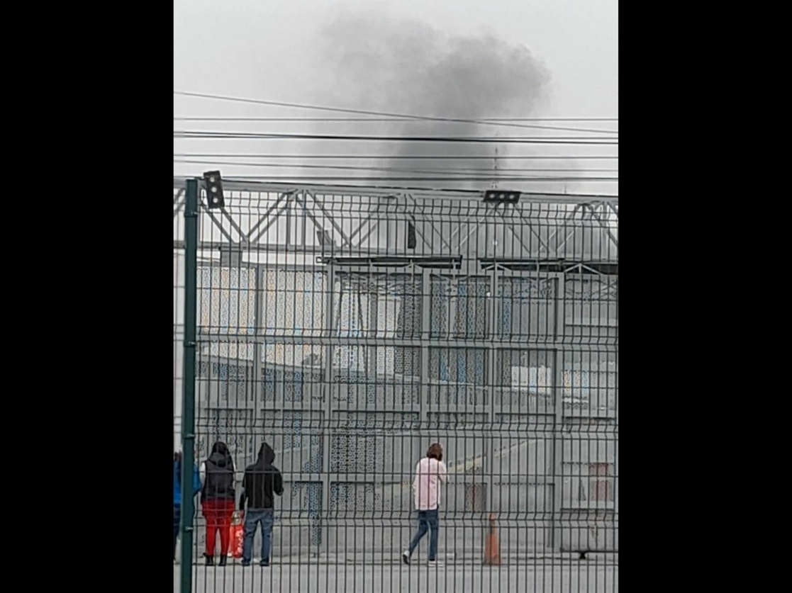 Una cortina de humo sale desde el Penal de Apodaca, Nuevo León, luego de reportarse un motín en el interior. Foto La Jornada