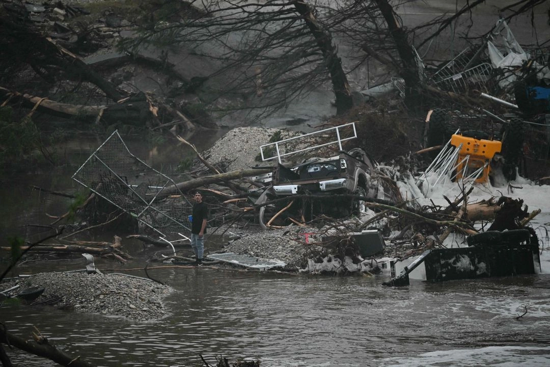 Vehículos volcados y árboles caídos tras la inundación causada por una crecida repentina en el río Guadalupe en Kerrville, Texas, el 5 de julio de 2025.