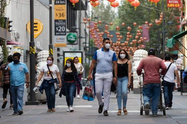 Personas en el Centro Histórico de la Ciudad de México. Foto Pablo Ramos