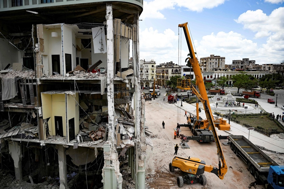 Una grúa remueve los escombros tras la explosión en el hotel Saratoga, en La Habana, ayer. Foto Afp 