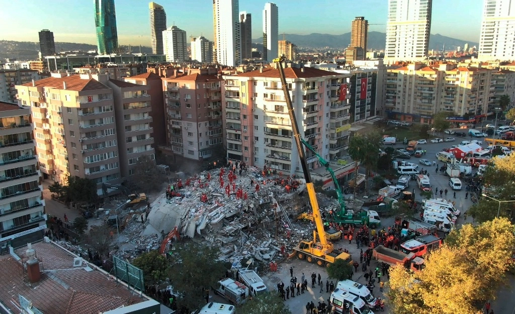 Escombros de los edificios derrumbados en Izmir, Turquía, la madrugada del sábado 31 de octubre de 2020.Foto Ap