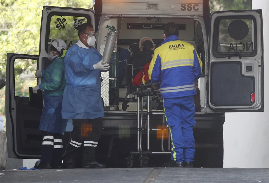 Un paciente llega al Hospital General de Zona 1-A del IMSS. Foto Cristina Rodríguez