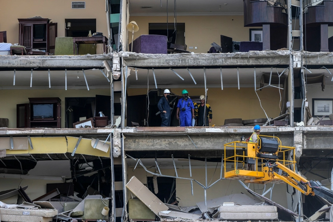 El Hotel Saratoga de cinco estrellas en La Habana Vieja, días después de que una explosión lo destruyera. Foto Ap