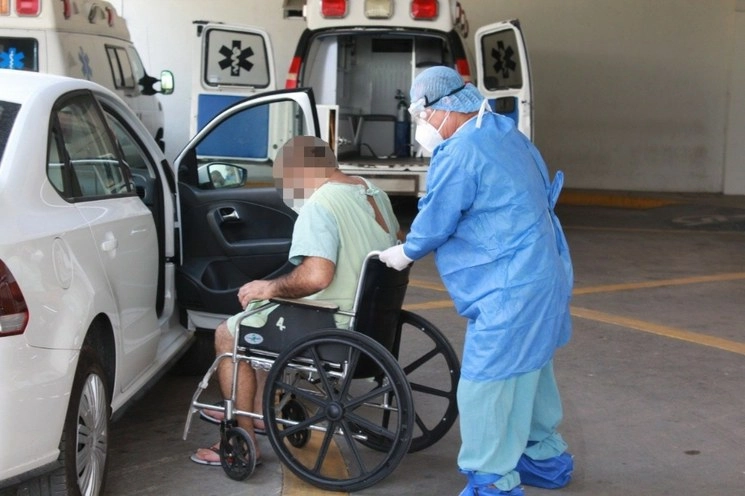 Paciente recuperado de Covid-19 es dado de alta del Hospital de Especialidades Vida Mejor (HEVM), en Tuxtla Gutiérrez, Chiapas. Foto Twitter @isstechdifus